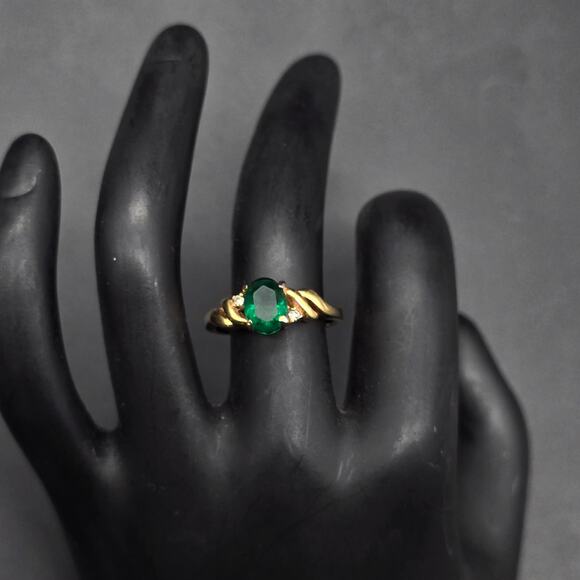 DAC Green Glass Rhinestone Ring Gold Tone Size 7 Costume Jewelry - Picture 2 of 10